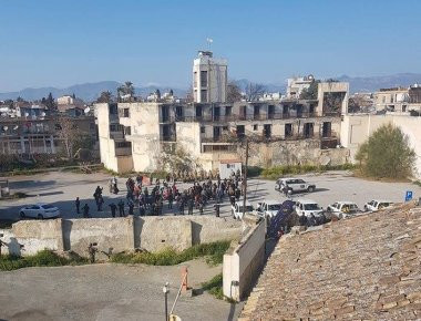 «Πορεία για μία Αποστρατικοποιμένη Κύπρο»: Δεκάδες διαδηλωτές μπήκαν στη νεκρή ζώνη σπάζοντας τον κλοιό του ΟΗΕ